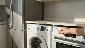 Electrocasnice eficiente energetic într-o bucătărie modernă.